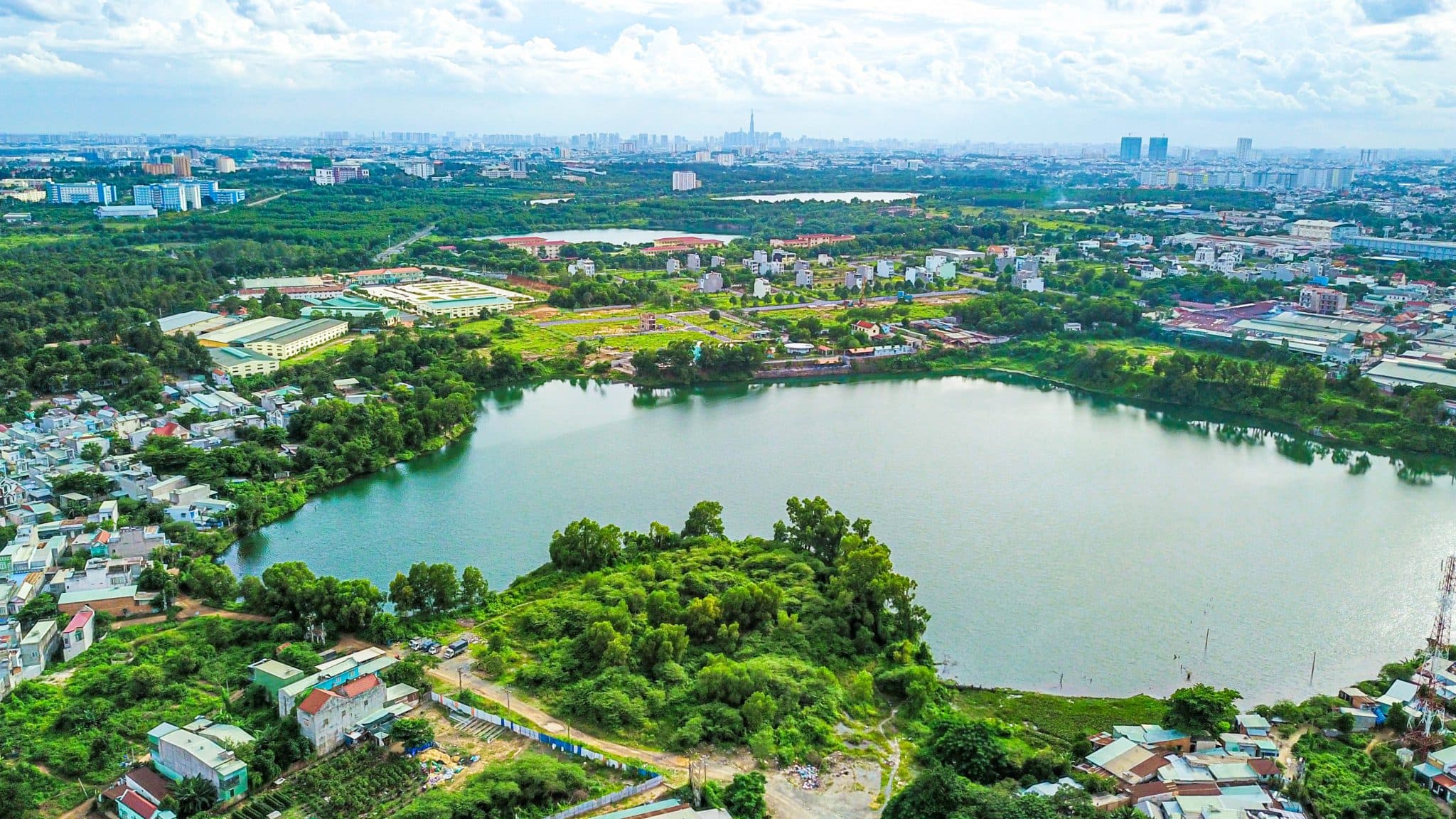 Khám Phá Hồ Đá Làng Đại Học: Thiên Đường Yên Bình Lý Tưởng Cho Kỳ Nghỉ Thư Giãn